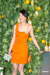 高清图：周迅出席代言活动 清新短裙身材骨感