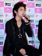 组图：韩国人气男组合SHINee首次开个唱