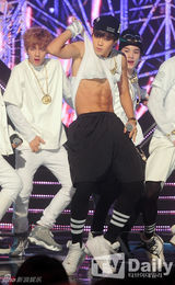 组图：SJ-M成员Henry热唱 EXO秀劲爆狼舞