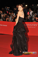 组图：金允慧低胸黑裙秀背部少女刺青