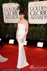 组图：金球红毯安妮-海瑟薇修身白裙曲线曼妙