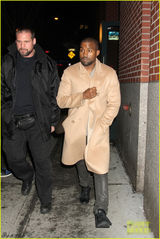 组图：卡戴珊穿深V胸门大开 体态丰腴性感撩人