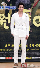 组图：韩星李青儿新剧发布会嫩黄深V长裙秀胸器