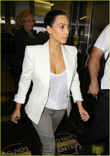 组图：卡戴珊扎清爽马尾辫 长衣长裤难掩丰满