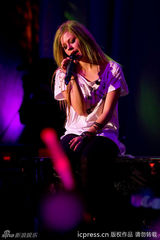 组图：艾薇儿上海开唱火爆异常 摇滚小天后热力四射
