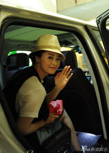 组图：蒋欣现身《时装》活动 红蕾丝礼服优雅