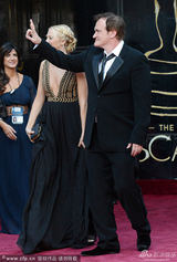 组图：导演昆汀-塔伦蒂诺携女伴亮相红毯