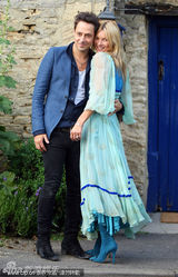 组图：莫斯大婚彩排蜜吻未婚夫 蓝纱裙化身幸福少女 