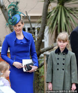 组图：英伊丽莎白女王路遇调皮小鬼讨要手中花