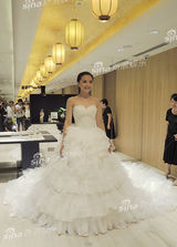 组图：孙茜现身试婚纱喜极而泣 马艳丽亲自设计