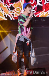 组图：韩团SHINee新专辑回归首唱疯狂火爆