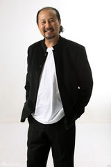 组图：腾格尔换装写真不卖萌 展最炫民族大叔风