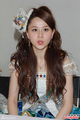 组图：SKE48三成员彩衣俏皮 唱跳卖力展热情