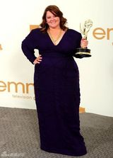 组图：艾美奖后台 梅丽莎-麦卡西开心亲吻奖杯