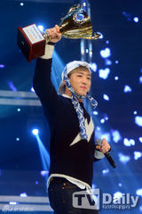 组图：B1A4登顶《冠军秀》女团黑丝皮裤拼性感