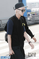 组图：韩团B1A4飞LA出席韩流庆典阳光帅气