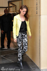 高清图：斯图尔特亮相品牌秀 黄衣潮裤抢镜