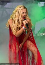 组图：丽塔-欧拉献唱音乐节布条裙性感逼人