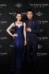 组图：巩俐红裙现身上海 避媒体不谈离婚