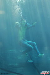 组图：蓝奕邦赤膊冲浪 大鱼缸内秀钢条身型