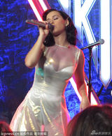 组图：凯蒂佩里新专辑发布 穿透视裙调戏主持人