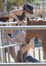 组图：MJ爱女帕丽斯与生母同游 热裤秀美腿