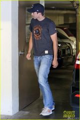 组图:曝黛米-摩尔前夫已订婚 带未婚妻走亲访友