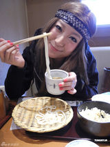 组图：HotCha黎美言休闲游日本 与八千公铜像合影