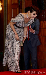 组图：韩国大钟电影节颁奖 卞贞秀红毯险摔倒