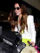 组图：凯特-贝金赛尔挎潮包和女儿现身机场