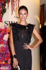 组图：汪圆圆斜肩礼服大方 Rosemary秀性感