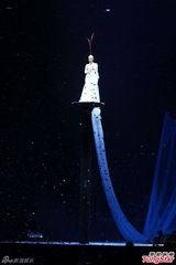 组图：丁当开唱险出事故 与徐佳莹女女亲吻