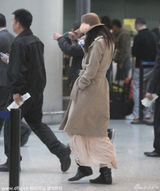 组图：林志玲大衣裹身似睡袍 遮素颜低头疾走