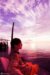 组图：李昊瀚远赴马来西亚拍MV 旅行中寻意境