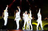 组图：韩团BigBang美国火热开唱 吸引近5万名歌迷