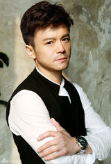 组图：唐以诺简约写真尽显熟男儒雅魅力