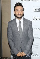 《惊天巨啸》首映 娜奥米-沃茨深V秀美乳