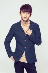 组图：花美男韩野轻熟写真 九宫格表情帅气搞怪