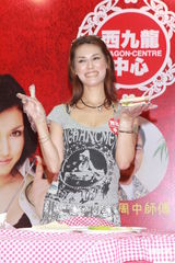 组图：李蕴承认和刘谦发展 与小泽玛利亚同台活动