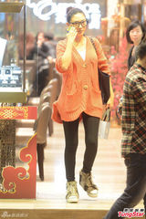 组图：应采儿挺孕肚逛街 储奶粉钱戒烟