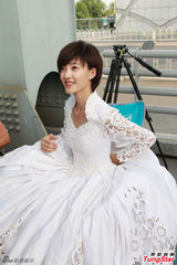 组图：王丽坤拍《多米诺》否认插足于和伟婚姻