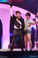 组图：张信哲红馆开唱 深情演绎哲式情歌