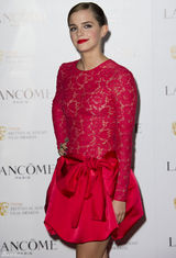 高清组图：艾玛-沃特森蕾丝红裙亮相红唇娇艳