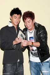 组图：谭咏麟现身跳机械舞 激情献唱要做不老校长