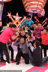 组图：曾志伟妻子儿孙罕见齐现身捧场奖门人