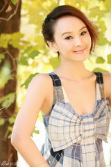 组图：小王晶时尚写真知性靓丽