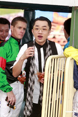 幻灯图：容祖儿阿sa助阵马会活动 新片将演女山贼