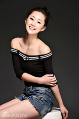 幻灯图：李若斯写真塑造新尤物 香肩笑颜极尽美姿