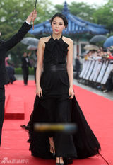 组图：赵寅成女友金敏熙性感黑裙露大片美背