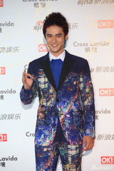 组图：蒋劲夫亮相街拍盛典红毯 夜景西服另类